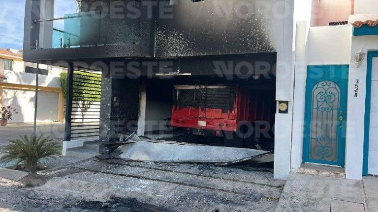El inmueble de tres pisos presentó severos daños materiales; no se reportaron personas heridas.