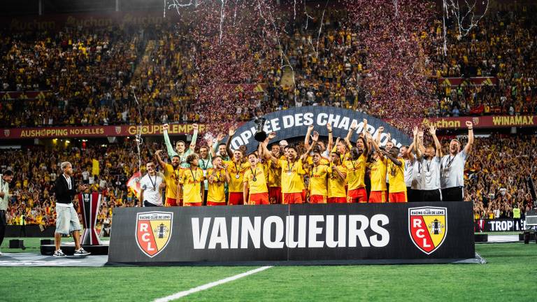 El Lens levanta la Supercopa.