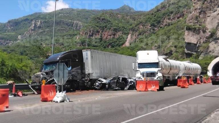 Dos tráileres y automóvil chocaron sobre la autopista Mazatlán-Durango.