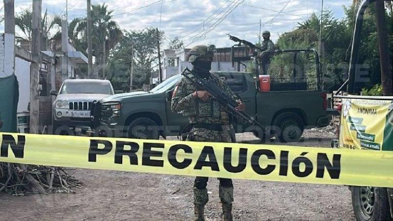 El Ejército acordonó la zona donde un hombre fue atacado dentro de su vehículo en Culiacán.