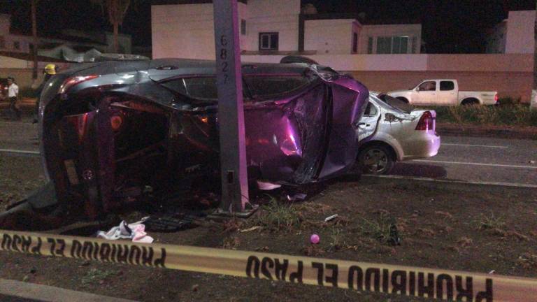 Vehículo que terminó volcado en Culiacán, ocasionando la muerte del conductor.