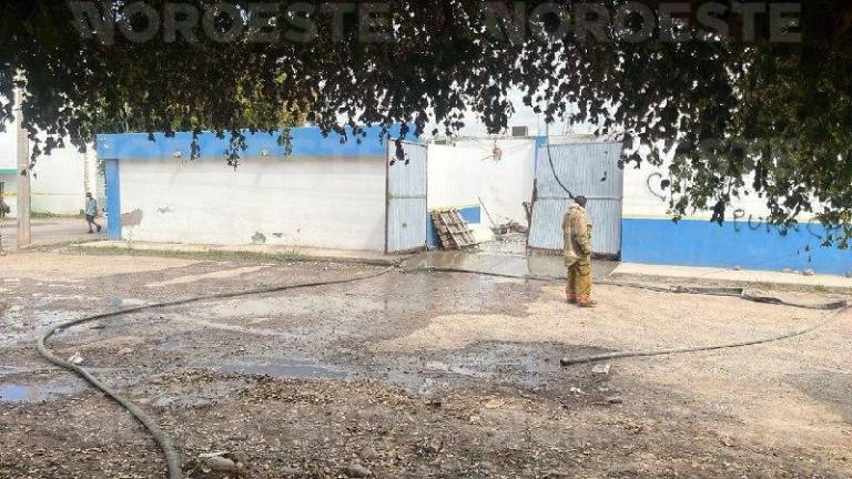 Incendian planta de botellas de plástico en la colonia 21 de Marzo, Culiacán; sin personas lesionadas.