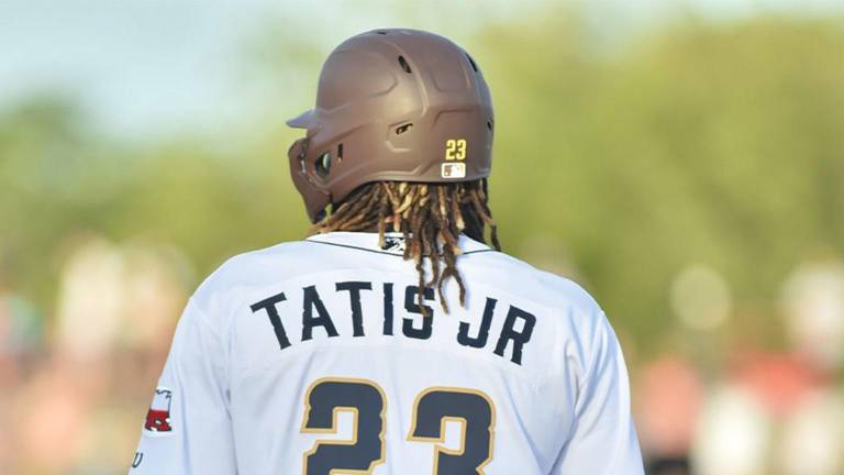 Fernando Tatis Jr. podría volver pronto Grandes Ligas, tras 10 meses de ausencia por una fractura.