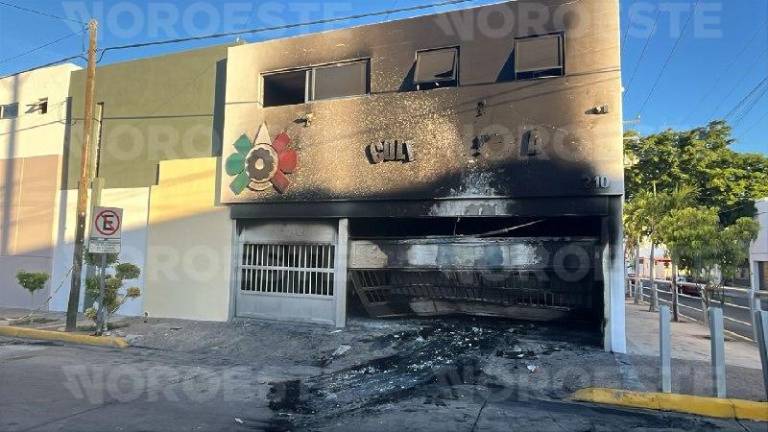 Hombres armados derriban portón y queman vehículo frente a colegio en Guadalupe, causando daños.