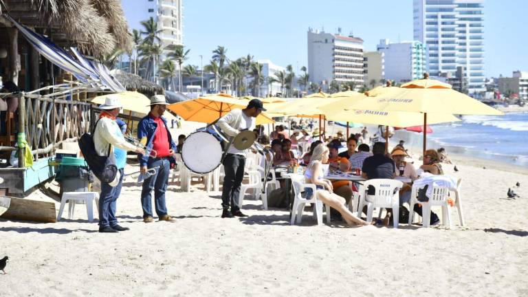Una banda musical recorre las playas para ofrecer sus servicios.