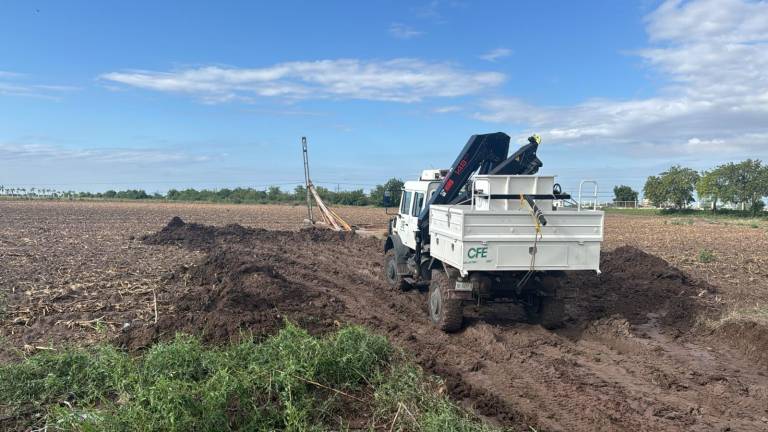 Trabajos de la CFE para establecer las líneas dañadas en Navolato.