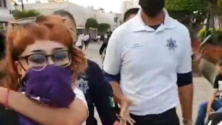 Abre CEDH investigación contra Policía Municipal de Mazatlán por ataque a joven mujer en manifestación