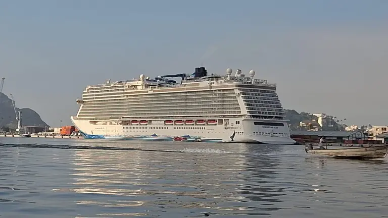 Llegada del crucero turístico Norwegian Bliss a Mazatlán.