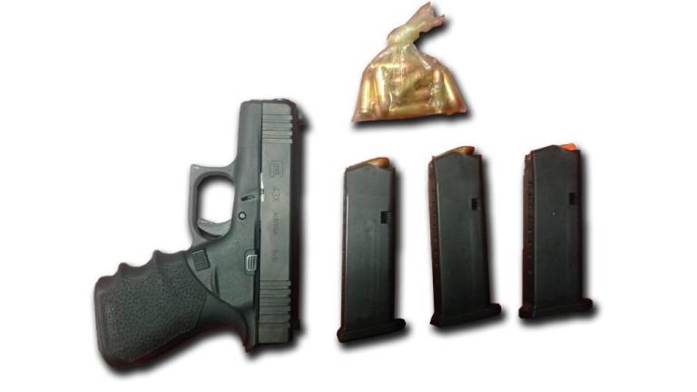 Arma y cartuchos útiles asegurados a un hombre denunciado por agresión a una mujer en Culiacán.