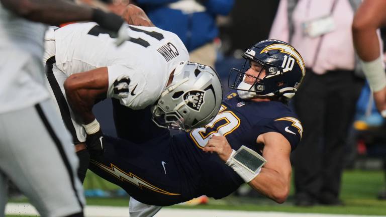 Justin Herbert necesitaría cirugía para reparar la fractura en su muñeca izquierda.