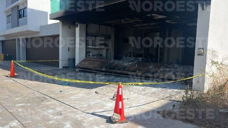 Daños materiales y un vehículo calcinado tras el incendio provocado en una casa de Isla Musalá.