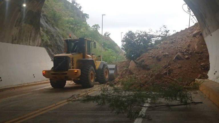 Cierran autopista Mazatlán-Durango por talud; la reabren horas después