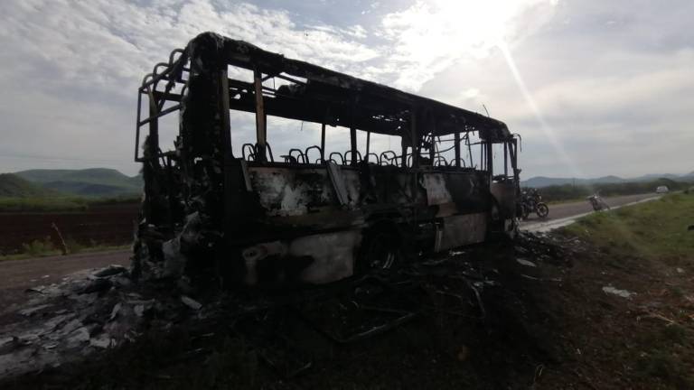 Se incendia un camión de pasajeros en Las Tapias, Culiacán