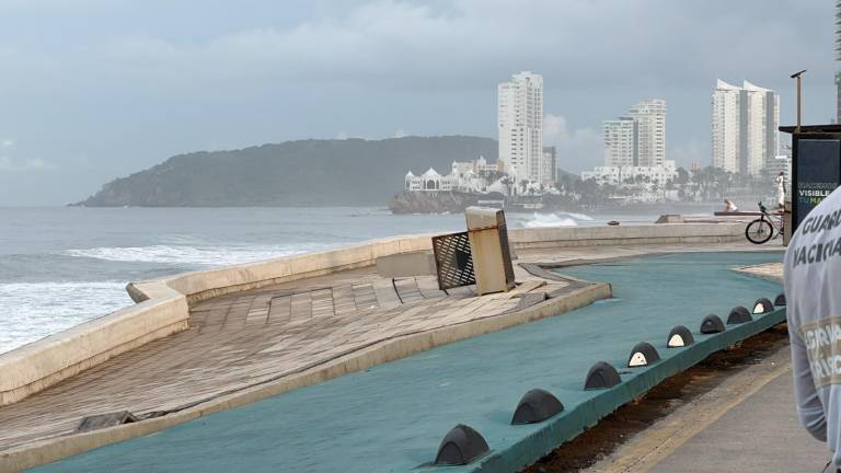 Otro tramo del malecón de Mazatlán ha sido afectado por el fuerte oleaje que se ha mantenido en semanas recientes y está a punto del colapso.