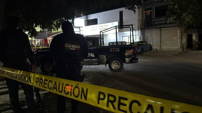 El doctor se encontraba trabajando en una de las habitaciones del inmueble cuando sujetos armados entraron para sorprenderlo y agredirlo a tiros.