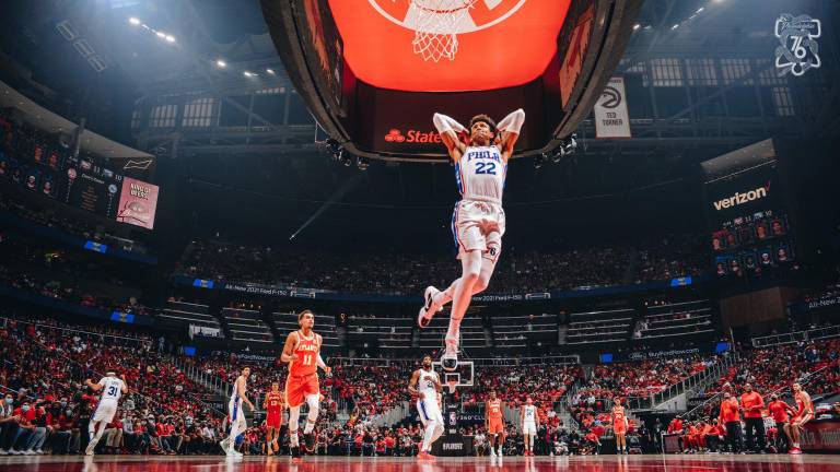 Matisse Thybulle se perfila al aro para anotar par de puntos para los Sixers.