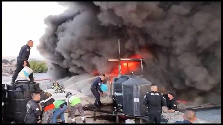 Unas 500 personas han sido evacuadas debido a un incendio en una bodega de sandalias en la colonia Centro de la Ciudad de México.