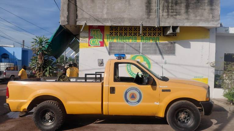 Personal de Protección Civil de Escuinapa durante la supervisión de una tortillería.