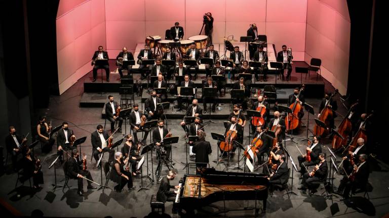 Ofrece la OSSLA brillante concierto con Fernando Saint-Martin al piano