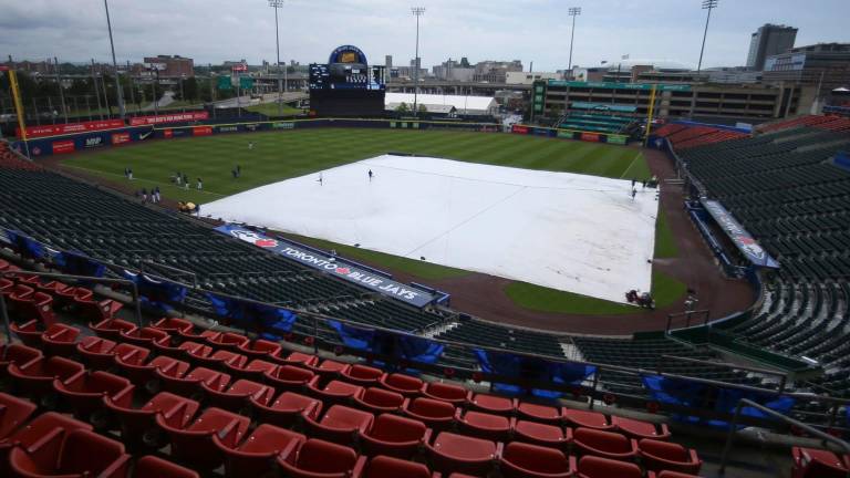 El terreno de juego del Sahlen Field luce cubierto con una lona para evitar que se dañe tras la lluvia que cayó en Buffalo.