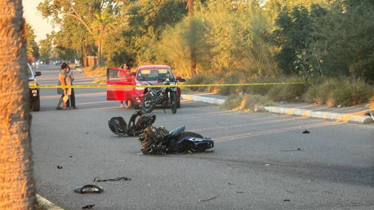 Tras perder el control, el motociclista se impactó contra el camellón central y posteriormente salió proyectado hacia la orilla de la carretera.