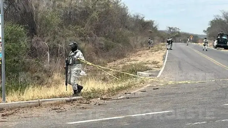 En el entronque hacia la comunidad de Agua Blanca, en Culiacán, fue encontrado un hombre asesinado y emplayado.