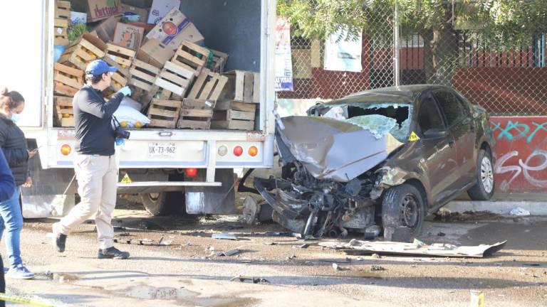 $!El pasado domingo 20 de marzo de 2022 dos mujeres fallecieron y tres personas más resultaron heridas luego de que un auto fue embestido por una camioneta, en el crucero de la Carretera Internacional al sur y la calle Tráfico, en la Colonia Urías.