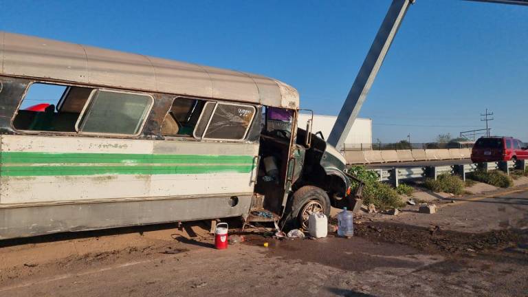 Se estrella camión que transportaba a jornaleros agrícolas en Costa Rica, al sur de Culiacán