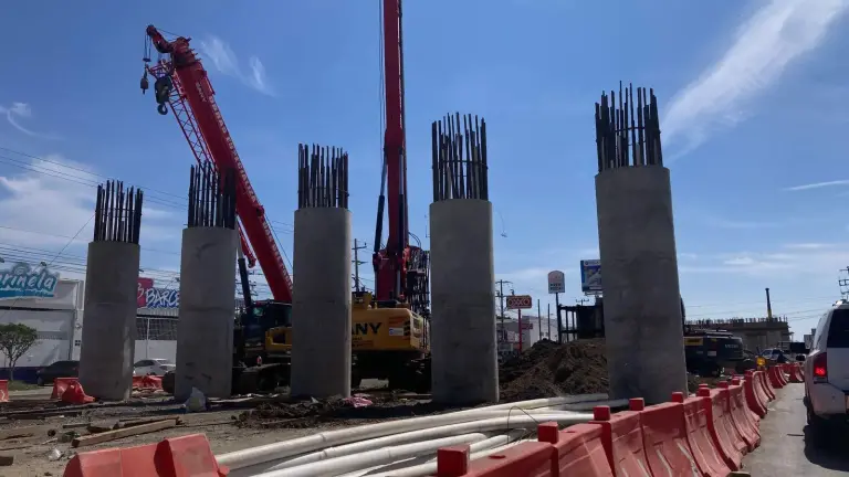 En la salida norte de Mazatlán se construye un puente con inversión del Gobierno federal y estatal.