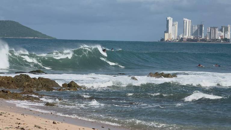 Debido al fuerte oleaje las playas frente al malecón de Mazatlán se encuentran cerradas a bañistas.