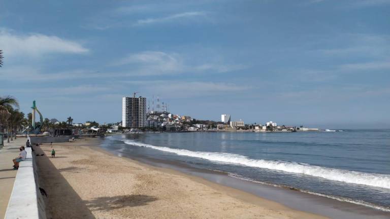 Zona de playa del malecón en Mazatlán.