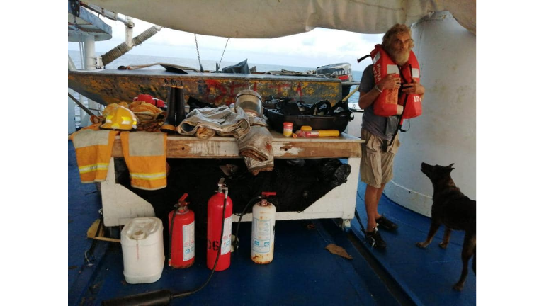 El náufrago Timothy Lyndsay Shaddock, de 54 años de edad, fue rescatado junto a su perrita “Bella” en su catamarán.