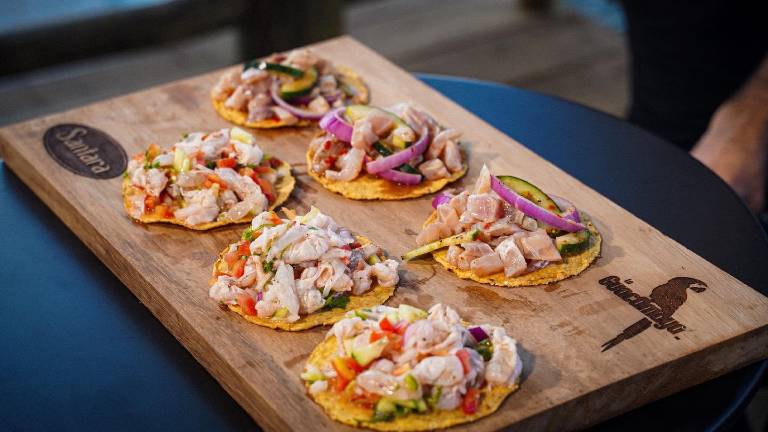 Ricos platillos a base de mariscos entre otros, se presentan en este documental.