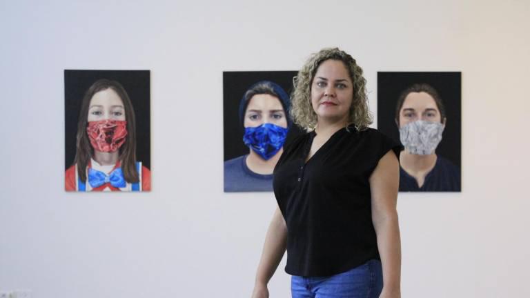 $!La artista creó retratos que comparte en la exposición.