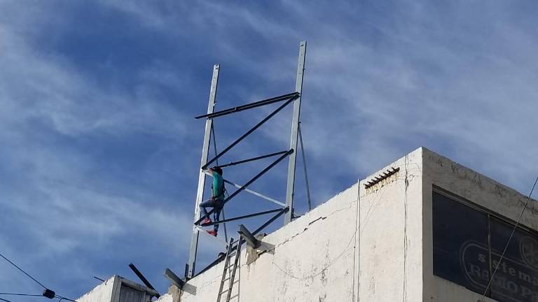 Se retiran estructuras de espectaculares en Culiacán.