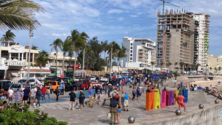 Atoran vehículos la circulación vial en las avenidas Del Mar y Rafael Buelna por evento