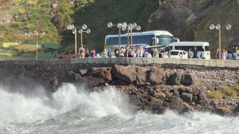 Las playas de Mazatlán han registrado en los últimos días un oleaje intenso.