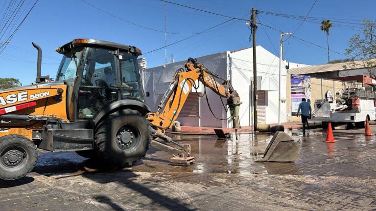 Trabajos de reparación de una línea de agua potable en el Centro de Culiacán.