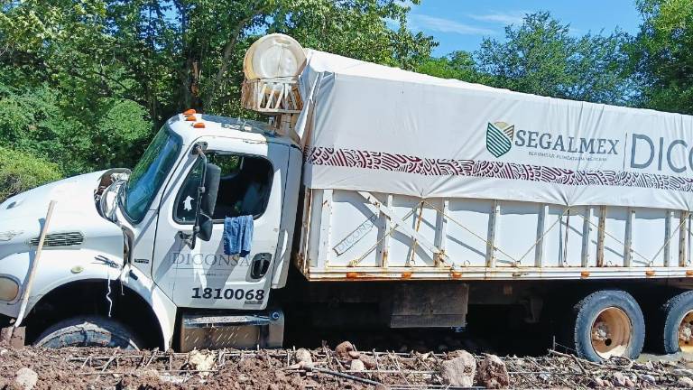 Un camión de Diconsa se quedó atorado en un tramo de la carretera que conduce a El Trébol II, en la sierra de Escuinapa.