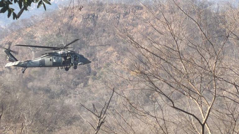 Un helicóptero de la Secretaría de Marina se suma a la búsqueda de un periodista de Televisa extraviado cerca de la mina donde se realiza un operativo para rescatar a tres mineros.