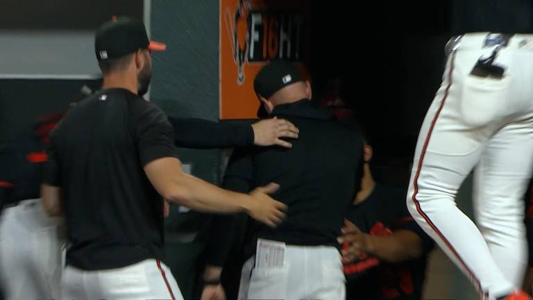 Craig Albernaz al momento de sufrir el pelotazo en el rostro.