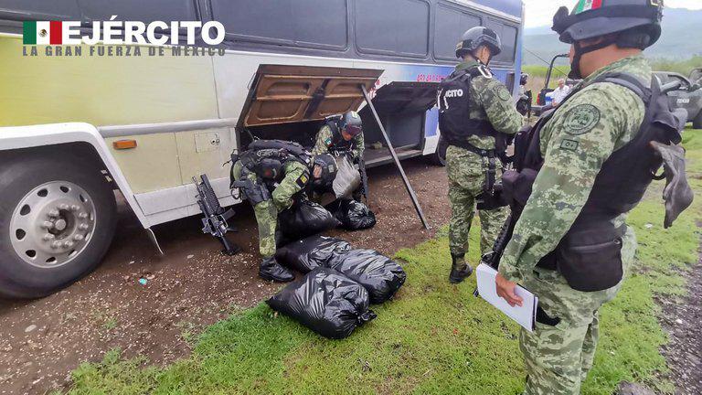 $!Sedena borra logos de Morena en camión asegurado con droga