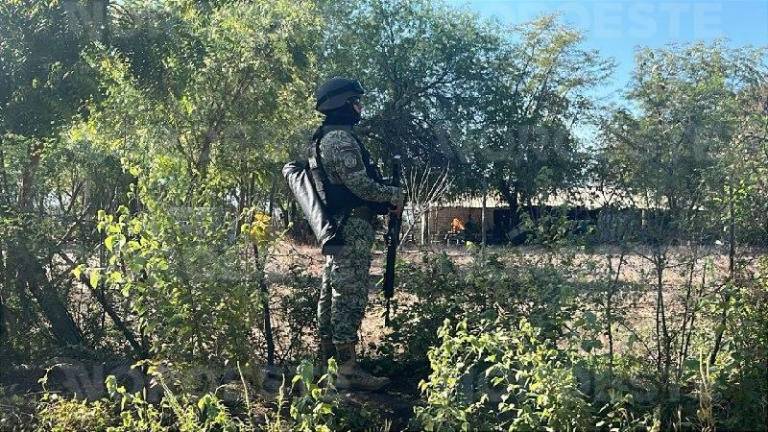Elementos federales mantienen bajo resguardo el inmueble donde se realizaron detonaciones controladas.