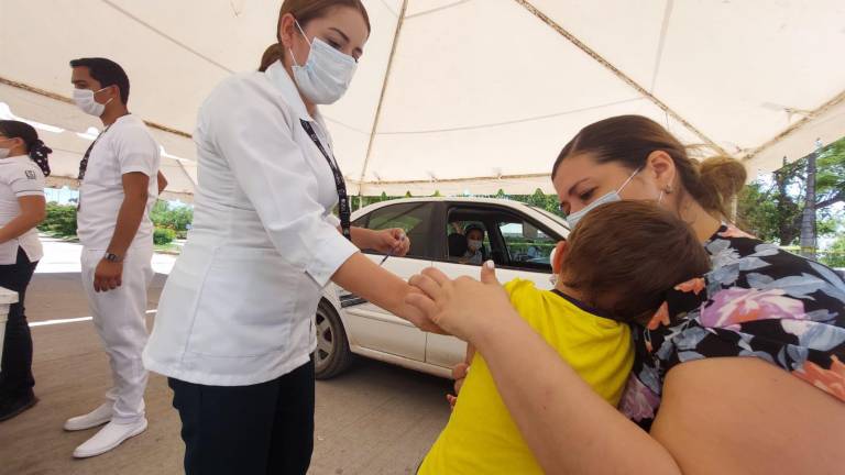 IMSS lleva al malecón de Guasave esquema básico de vacunación en niños