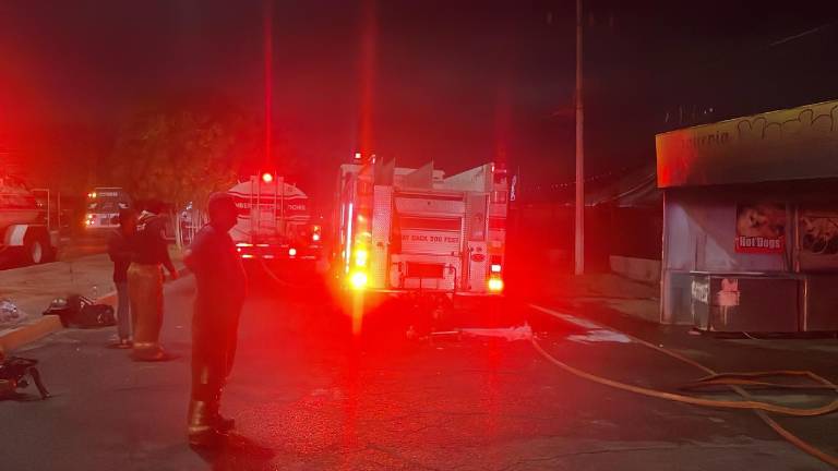 El establecimiento de comida sufrió daños totales tras el incendio registrado esta madrugada.