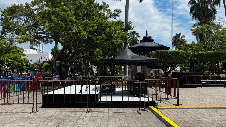 Preparativos del Grito de Independencia en el Centro de Mazatlán.