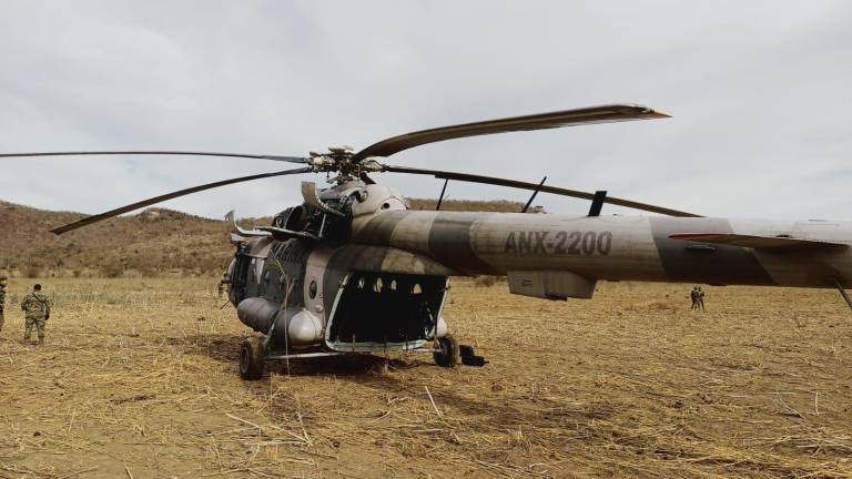 Helicóptero de la Marina realiza aterrizaje de emergencia al sur de Culiacán tras tocar cables de la luz