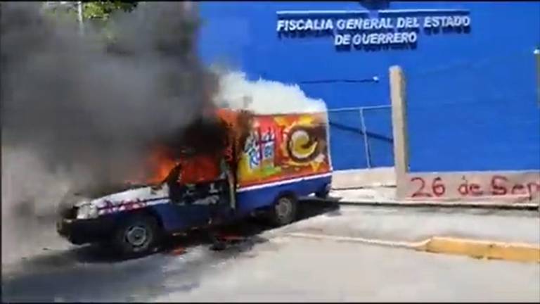 En los videos que circulan por las redes sociales se ve como se quema un camión repartidor afuera del edificio de la Fiscalía de Guerrero.