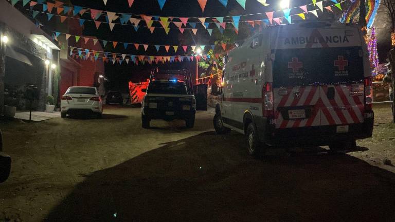 Cuerpos de auxilio acuden a cerro a ayudar a jóvenes.