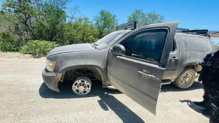 En operativo en Tamaulipas se aseguraron seis vehículos y varias armas.